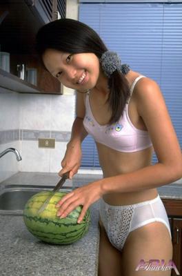 Die Asiatin Chrystine hat eine saftige Wassermelone und eine saftige Muschi