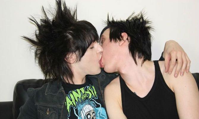 garotos emo fofos se beijando