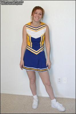 Taryn Thomas zieht ihr Cheerleader-Outfit aus