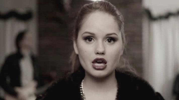 Debby Ryan - Chienne sexy du bébé du Père Noël