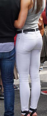 Jeans blancs Candid Fit Girl avec un cul incroyable