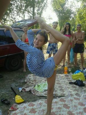 joven adolescente posando al aire libre