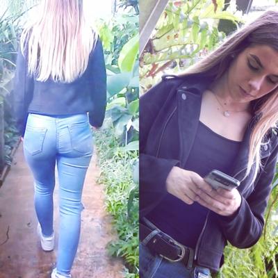 Sincero Adolescente Andando e Provocando a Bunda em Jeans Apertados