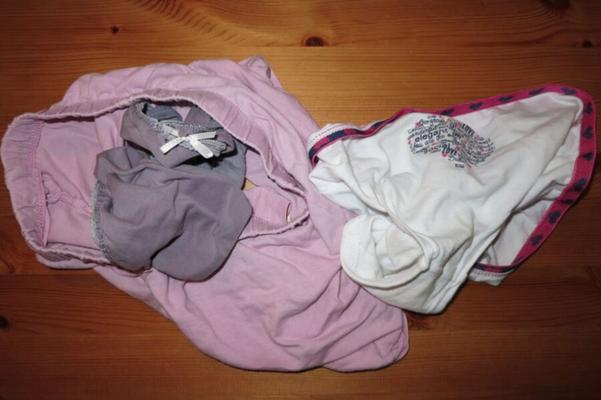 Éjacule sur deux culottes sales d'adolescentes (d'une soirée pyjama)