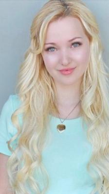 Dove Cameron sigue caliente