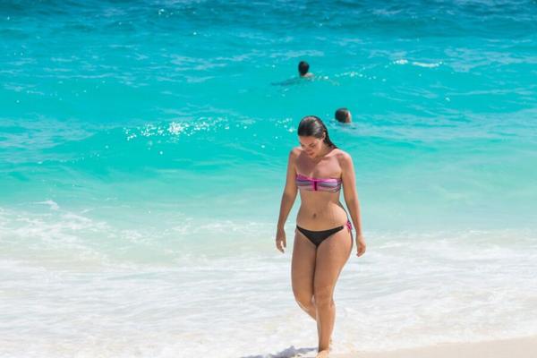 Hermosas adolescentes en la playa