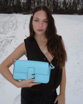 Maddie Ziegler e Lily Chee - bolsa Tiffany x Fendi