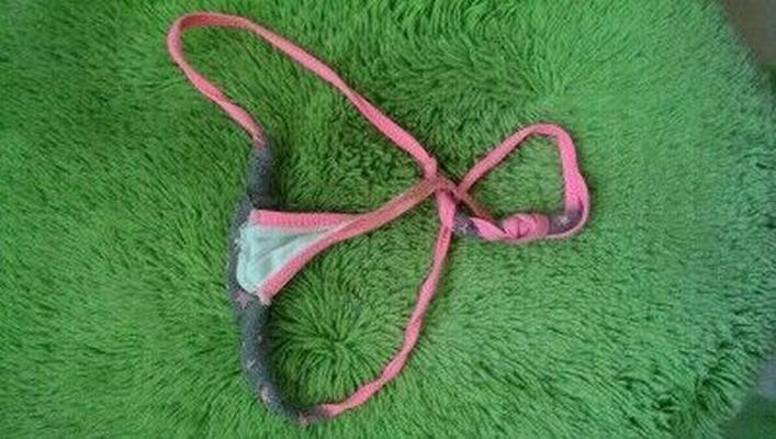 Dreckiger Teenie-G-String auf dem Badezimmerboden