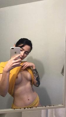 2020.09.17 Fille privée nue et tatouée en selfie