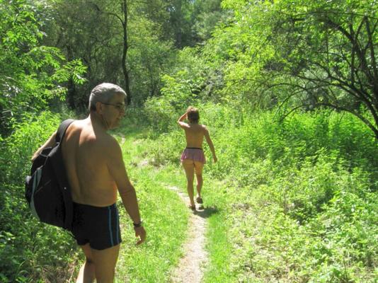 Garota vagabunda pega na floresta