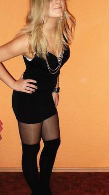 Kinga S. - polnischer blonder Teenager in Strumpfhosen, High Heels und Minikleid