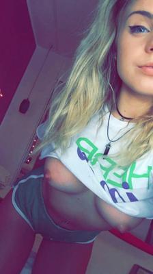 Platinblonde Babes machen Nackt-Selfies