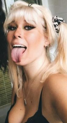 Olivia - Facefuck digno chav cumwhore com peitos enormes