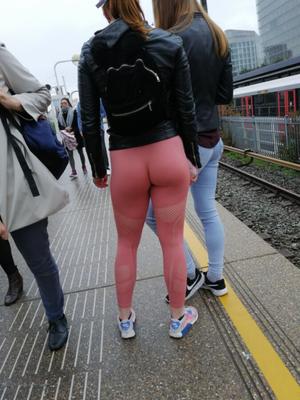 Von mir gejagt - Eine heiße sportliche Schlampe in engen Leggins