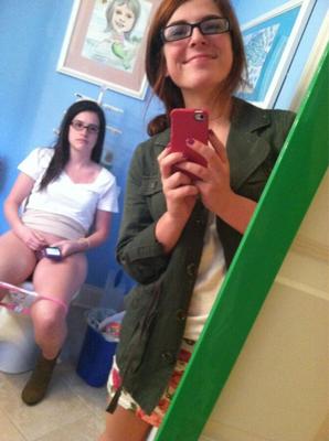 Filles sur les toilettes - Photos miroir par des amis