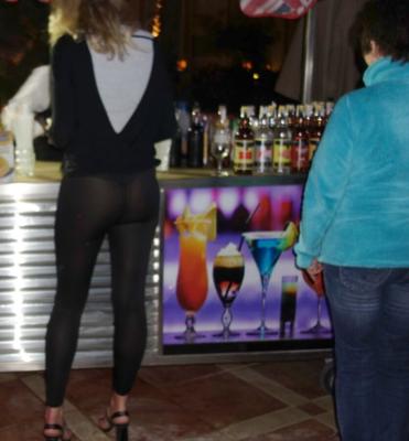 Chica joven sincera leggings transparentes