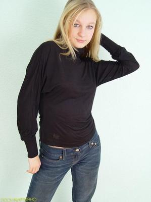 BTM - Cristina - Camiseta Negra y Jeans - Posando Indoor - NN