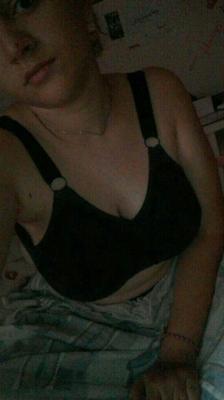 Adolescente árabe de grandes tetas