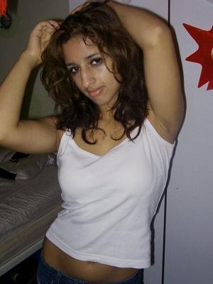 Jeune amateur musulmane afghane posant nue