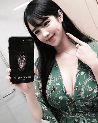 Adolescente coreana con un bonito vestido