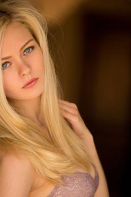 Alli Rae : Lingerie Seduction par une superbe bombe blonde