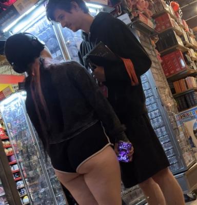 Candid Tiny Shorts Butt Cheek Slip Qui l'a mieux porté ?