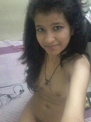 Jeune indienne mignonne nue exposée