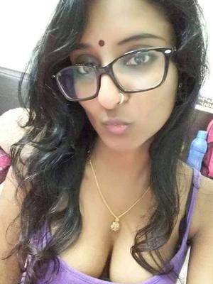 Femme indienne nue avec des seins chauds