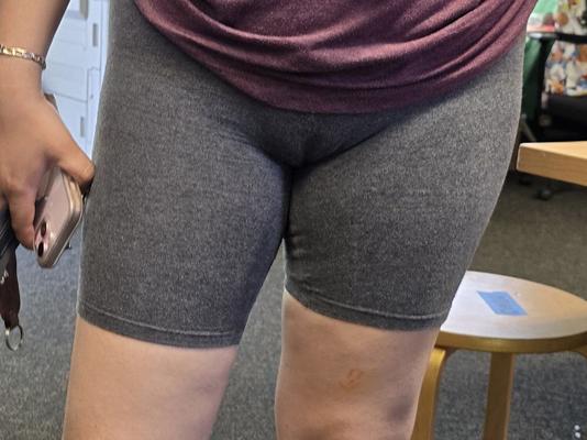 Jovem latina milf exibindo lábios apertados de buceta através de seus shorts