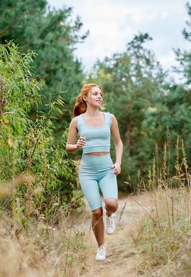 Chica deportiva desnudándose