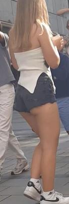 La mejor chica callejera en pantalones cortos 2024001