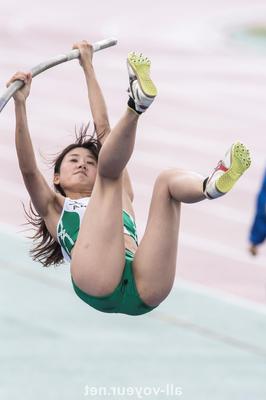 une athlète japonaise de saut de saut mouille son pantalon pendant une compétition