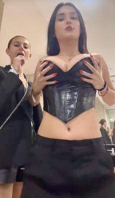 Ado aux gros seins en corset brillant