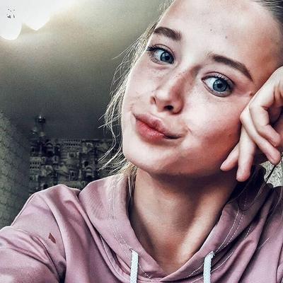 Polina, schwangere Teenagerin mit epischen Titten