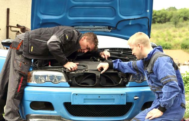 La vieille voiture de Susan tombe en panne à plusieurs reprises