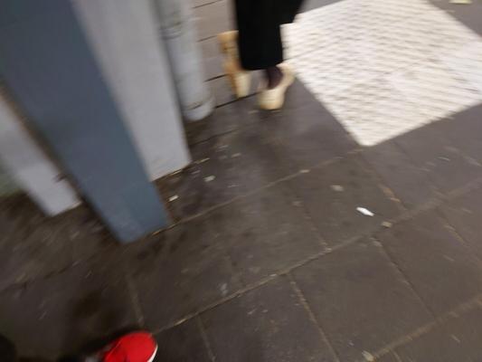 Ein ängstlicher Teenager mit losen Schuhen (abgenutzte Nylonfüße)